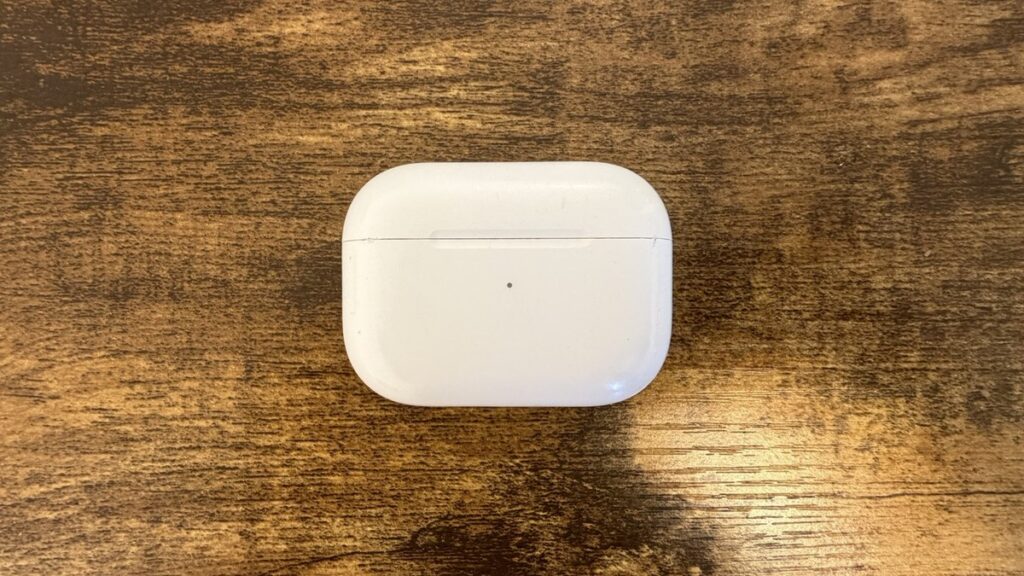 6年使った初代AirPods Proのケース。左耳がザーザー音で寿命