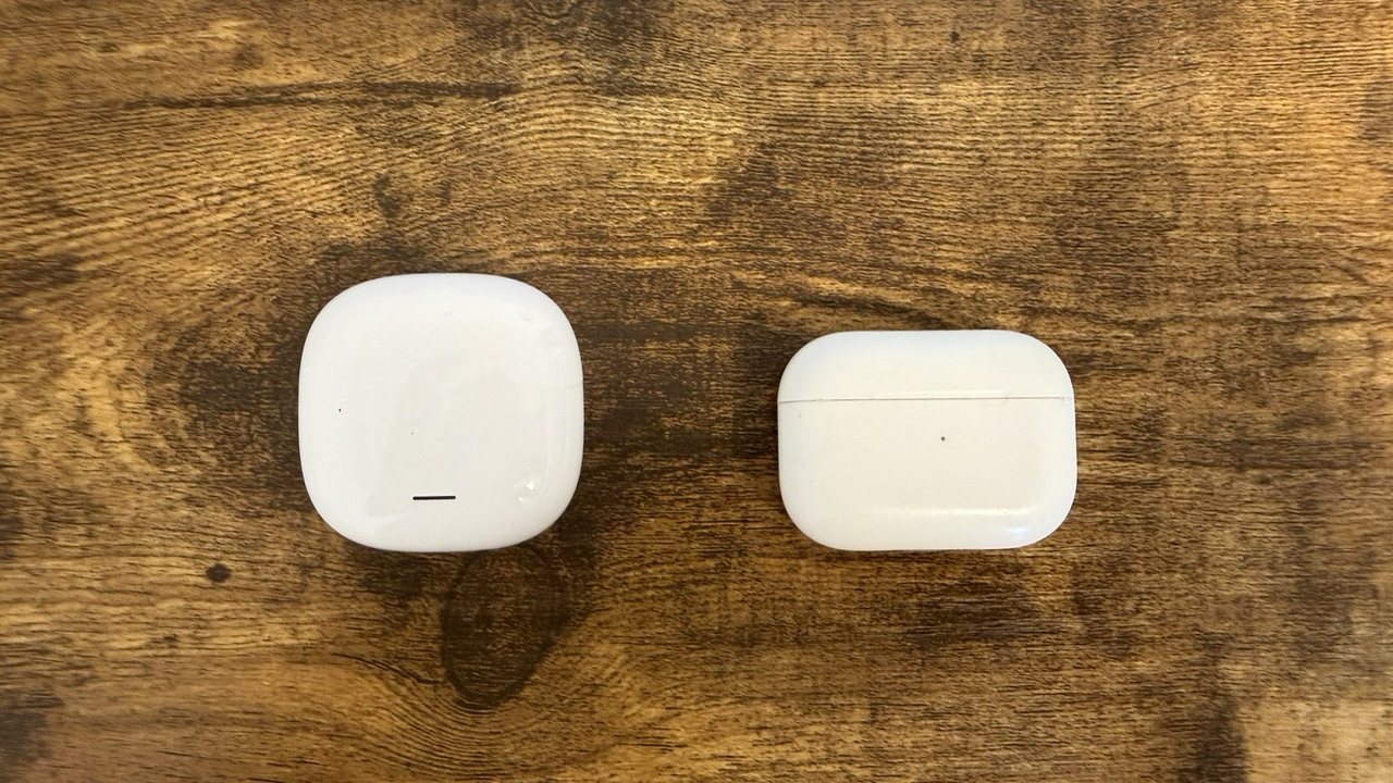 Redmi Buds 8 LiteとAirPods Proの充電ケースを並べたサイズ比較。8 Liteのほうがやや大きい