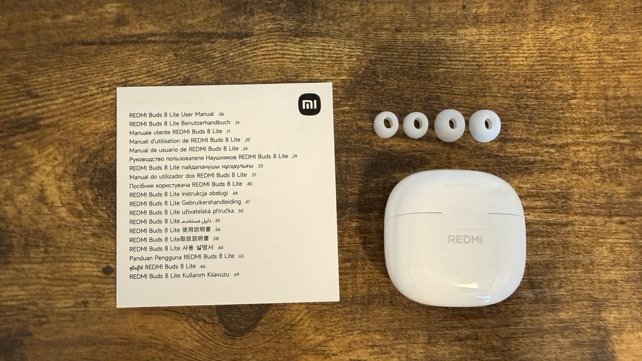 Redmi Buds 8 Liteを開封した付属品一式。充電ケース本体・イヤーピースS/M/L・多言語の説明書